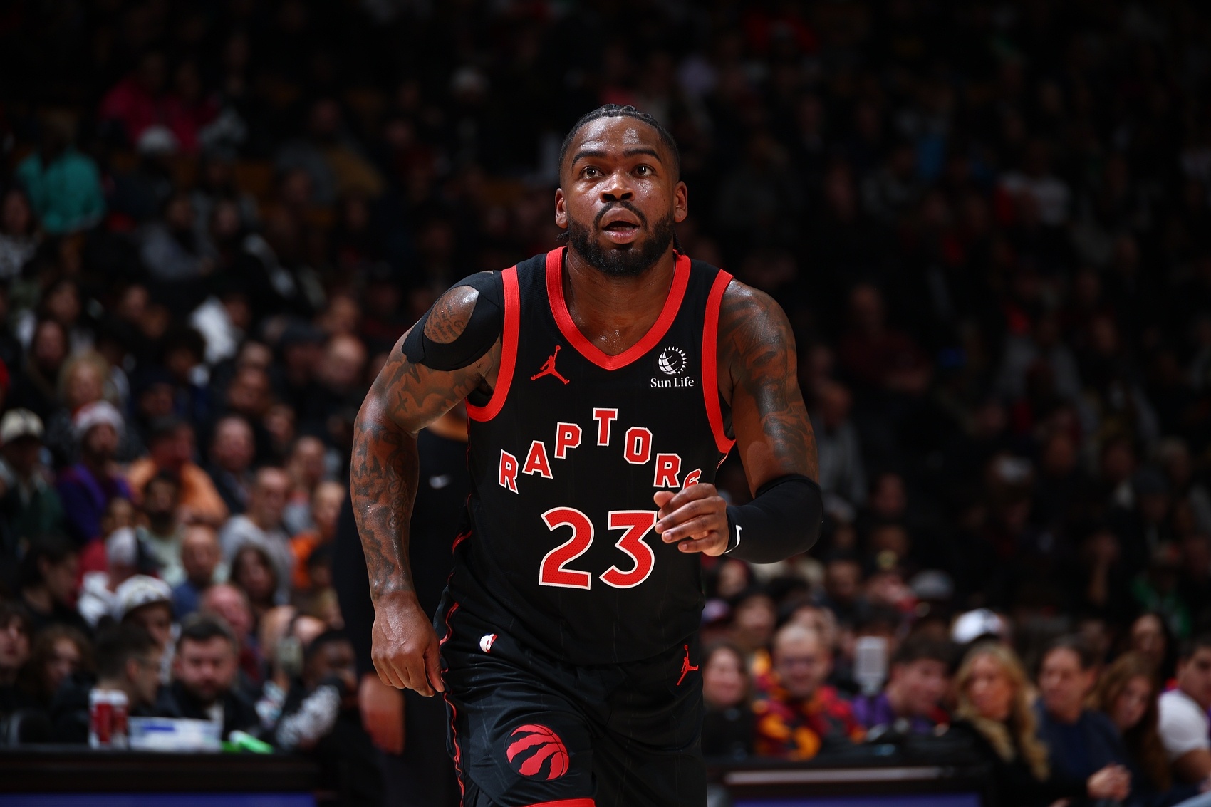 问题不大!谢德疑似崴脚受伤&一瘸一拐回到替补席 随后返回比赛